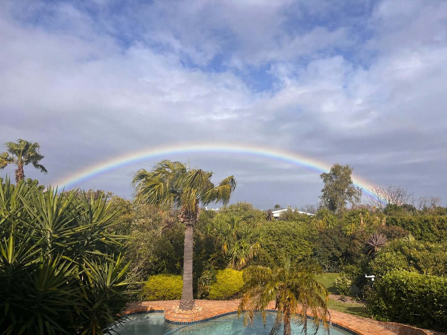 Regenbogen über Garten und Pool von LBA9