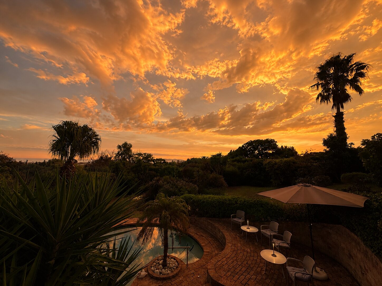 Sonnenuntergang am Pool