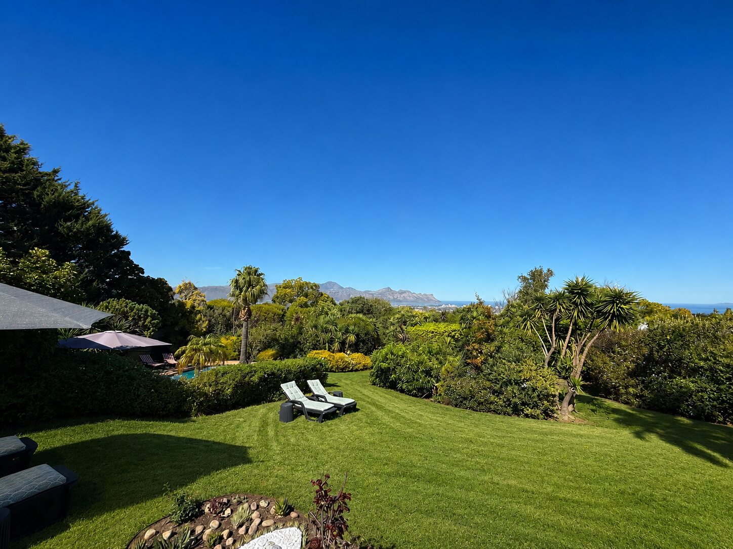 Weitläufiger Garten von LBA9 mit Blick auf die Helderberge